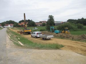 Bau des neuen Geh- und Radwegs zwischen Neufraunhofen und Hinterskirchen.