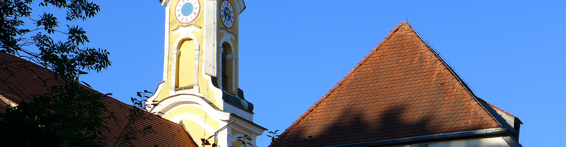 Blick auf den Turm der Schloßkirche Neufraunhofen